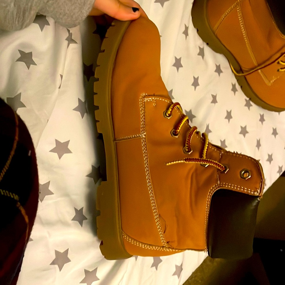 I’m selling these super cute OUTBOUND TRAIDING CO. boots size 9M